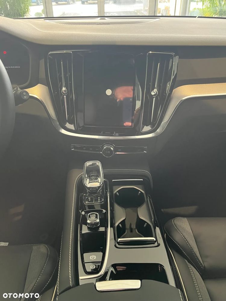 Volvo V60 T6 AWD Plug-In Hybrid Plus Dark - 12