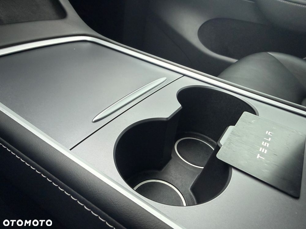 Tesla Model Y Long Range AWD - 29