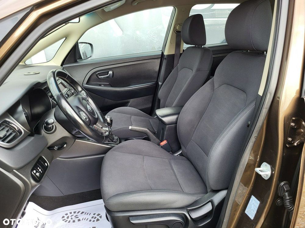 Kia Carens - 26