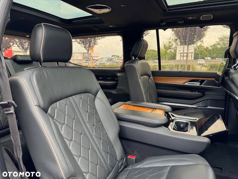 Jeep Grand Wagoneer - 15