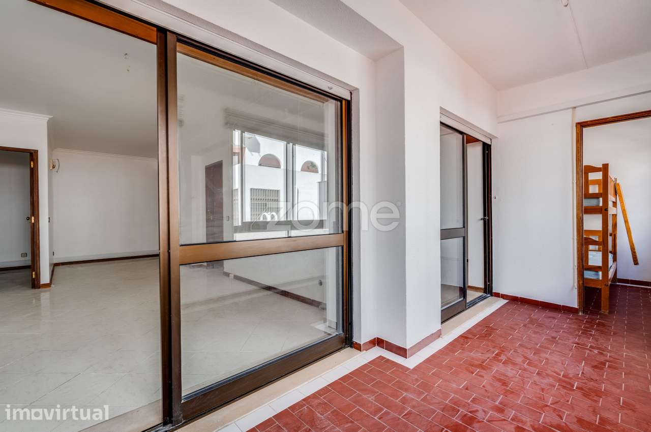 Apartamento T1 transformado em T2 - Quarteira