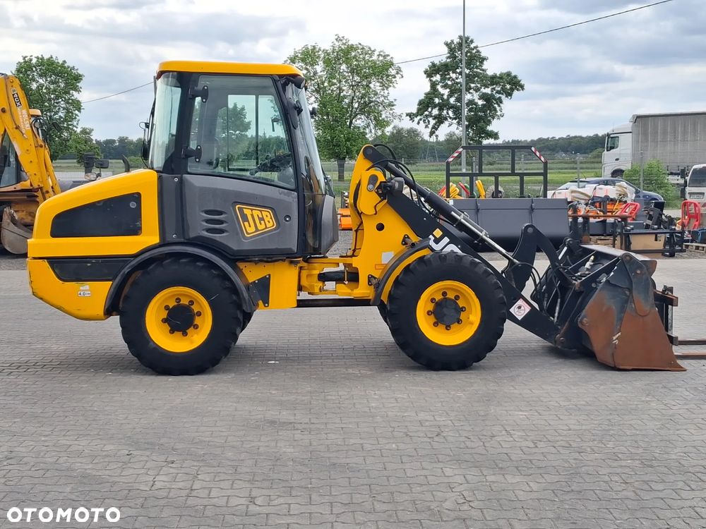 JCB 406 - 5