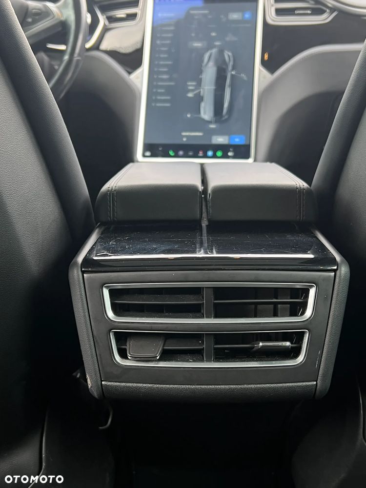 Tesla Model S - 8
