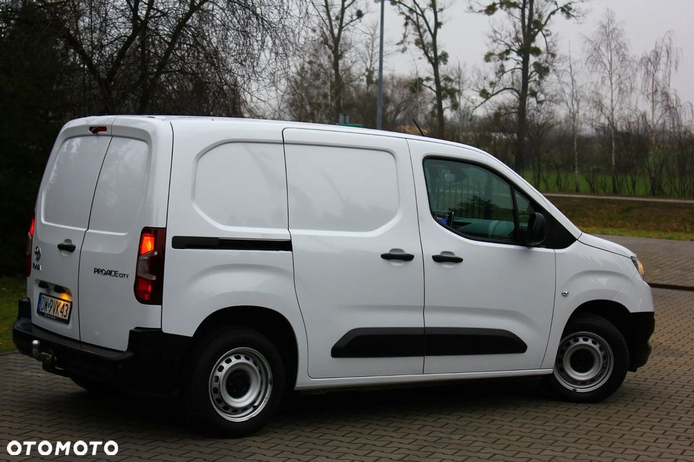 Toyota PROACE CITY BLASZAK 2 OSOBOWY 1.2 D-4T BENZYNA 110KM PEWNE AUTO FV23% - 11