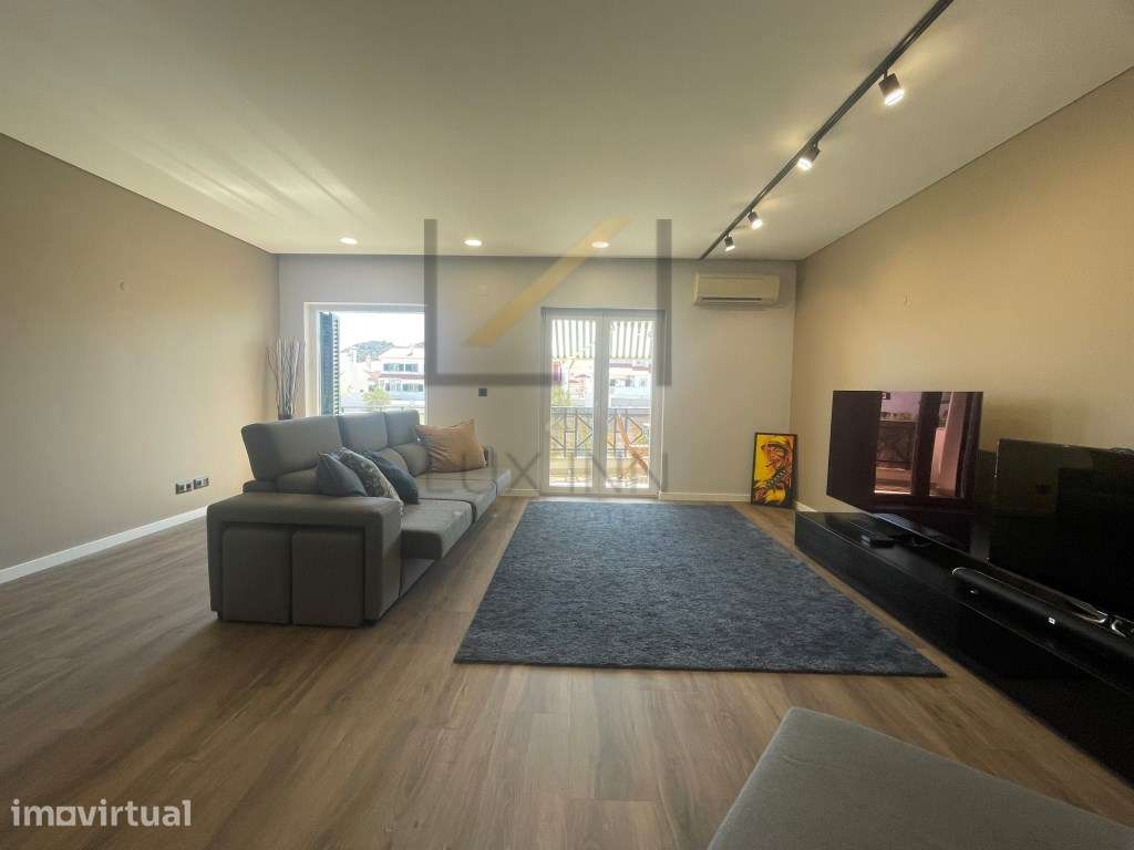 Elegante Apartamento T3 Remodelado, com Varandas, Arrecadação e Gar... - Grande imagem: 2/41