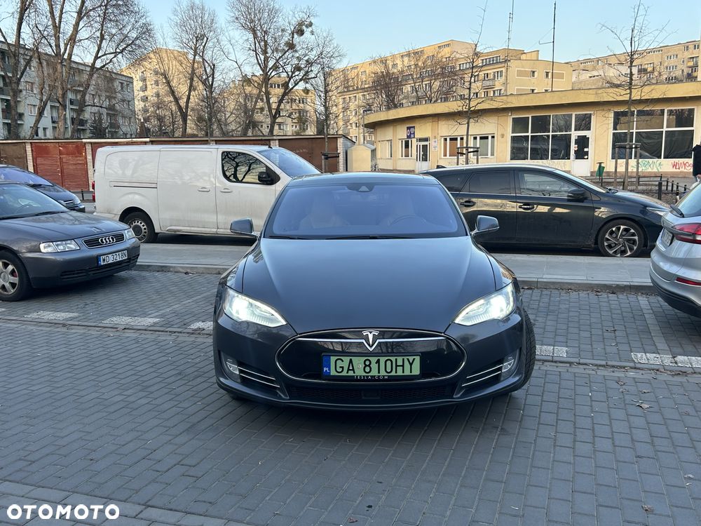 Tesla Model S 85 D - 12