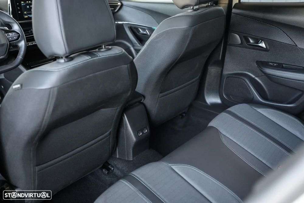 Peugeot 2008 1.2 PureTech Allure EAT8 - 32