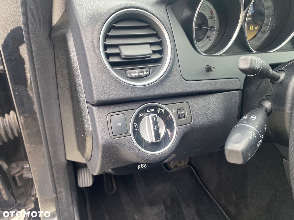 Mercedes-Benz Klasa C 180 CGI Automatik BlueEFFICIENCY Avantgarde - 21
