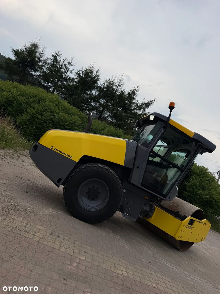 Dynapac Atlas Copco CA1500 D Walec Drogowy Terenowy Guma-Stal. 9 ton. Import Norwegia 2015rok. Maszyna w pięknym stanie! Wentylacja Klima. Serwisy w Dekra AKTUALNE 2026r. Zero zniszczeń IGŁA Po serwisach eksploatacyjnych w Norwegii. Walec z Upadłości od pierwszego właściciela. Obrotowy fotel wraz ze sterowaniem. Dokumenty Dekra! Silnik Cummins 110Km. Nagłośnienie radio! Usb. Zero luzów i wycieków! Niski Przebieg 200mtg. Oryginał! Wielka Okazja - 40