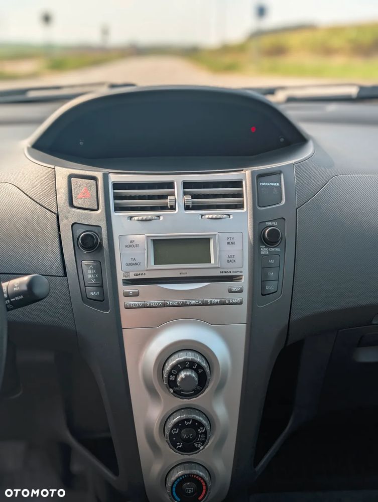 Toyota Yaris - 10