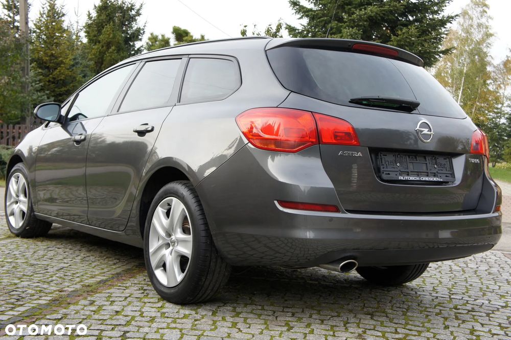 Opel Astra 2011 photo 5