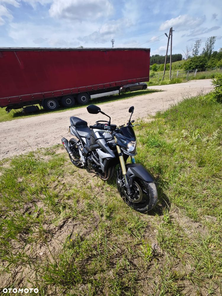 Suzuki GSR - 2