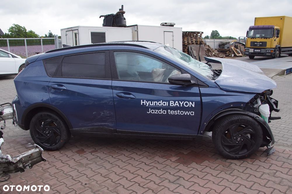 Auto na części - Hyundai Bayon Lift 1.0 T-GDI 90 KM G3LE D7GF1 UC3 2026R Silnik Skrzynia Drzwi Błotnik Klapa Zderzak Lampa Lusterko Klamka Szyba Deska Kokpit Sterownik Moduł Czujnik Licznik Wyświetlacz Panel Kierownica - 7