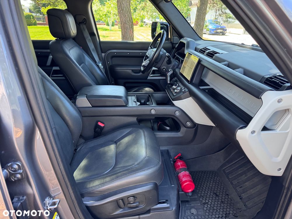 Land Rover Defender 3.0 P400 mHEV X-Dynamic HSE - 14
