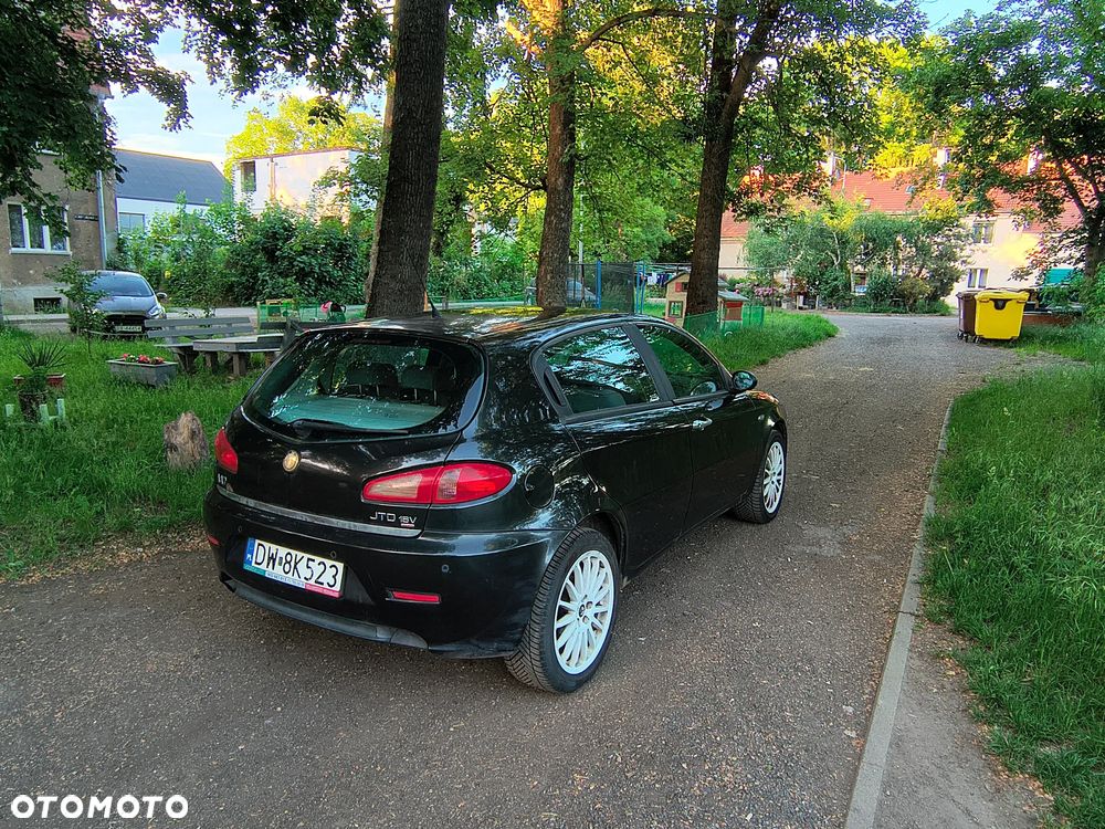 Alfa Romeo 147 1.9 JTD 16V M-Jet Distinctive - 4
