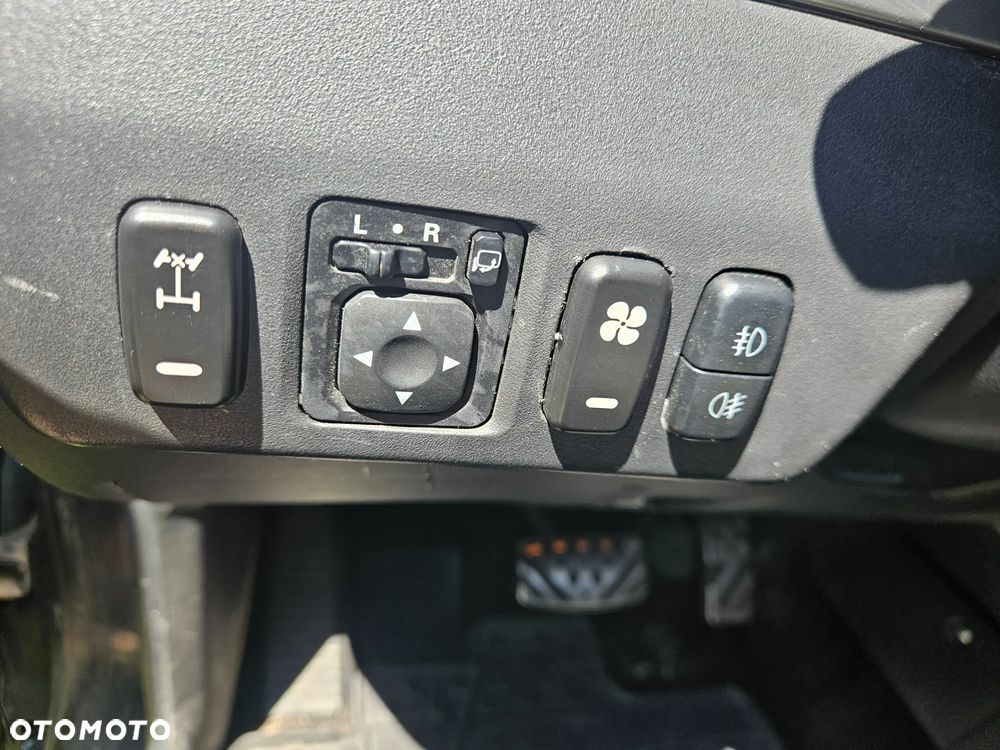 Mitsubishi Pajero - 34