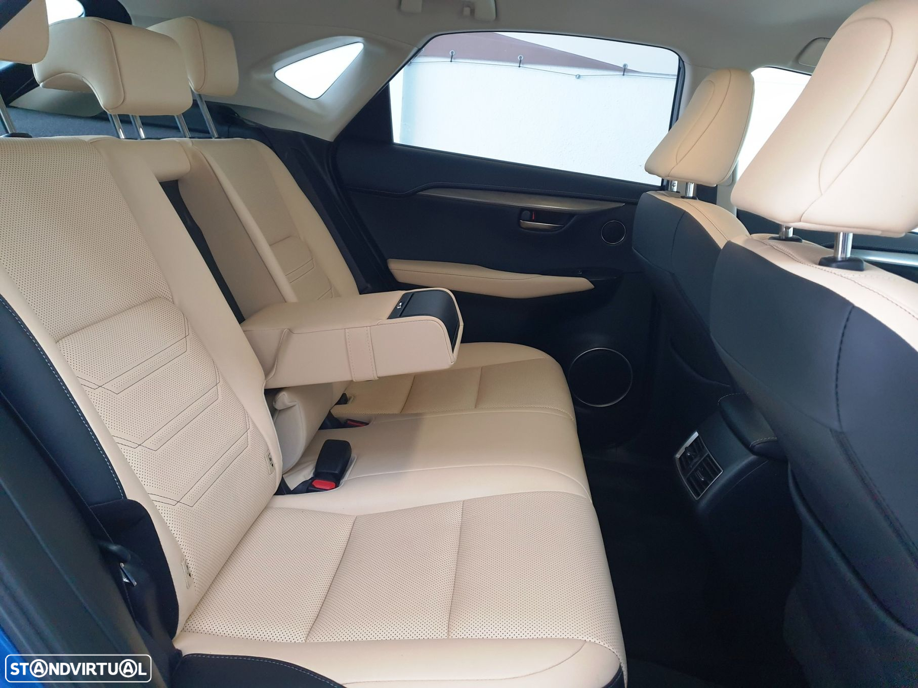 Lexus NX 300h Executive+ - 32
