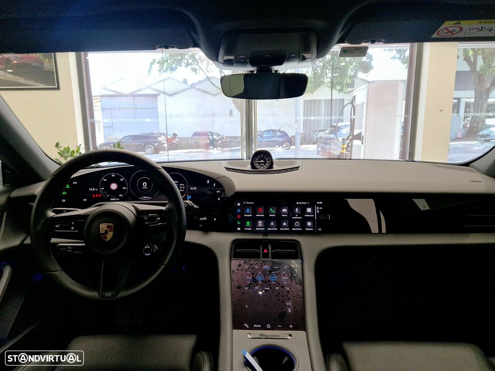 Porsche Taycan Cross Turismo 4 - 31
