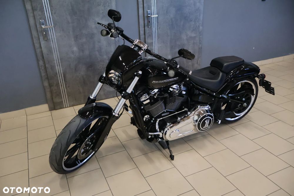 Harley-Davidson Softail Breakout - 20