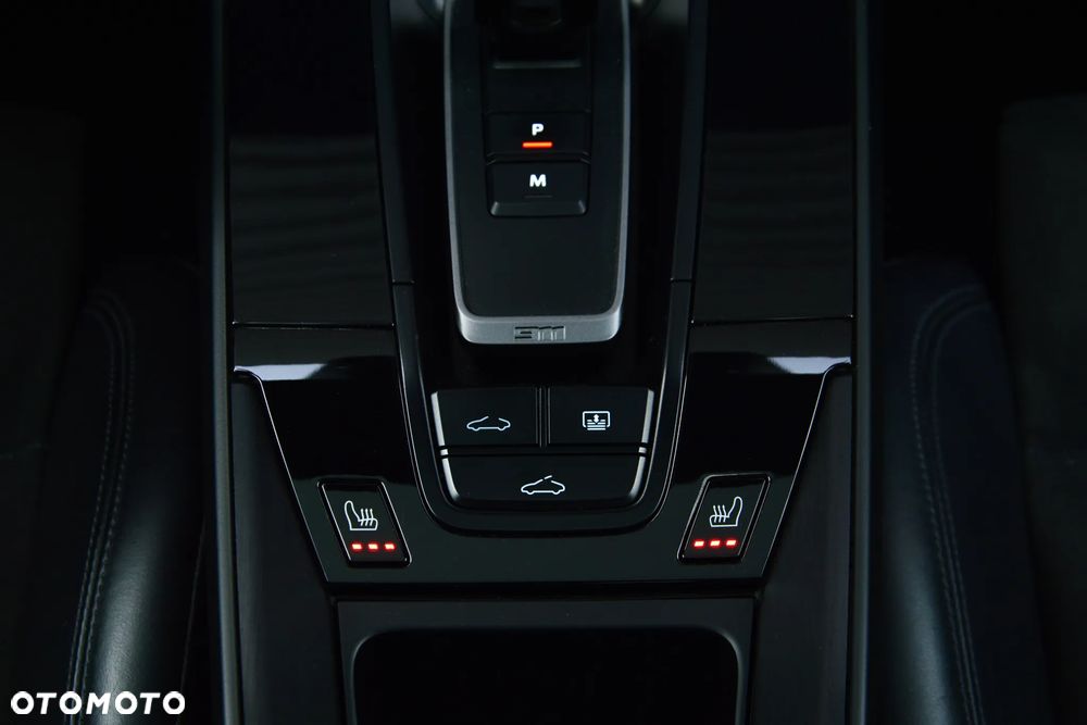 Porsche 911 Carrera 4 GTS - 25