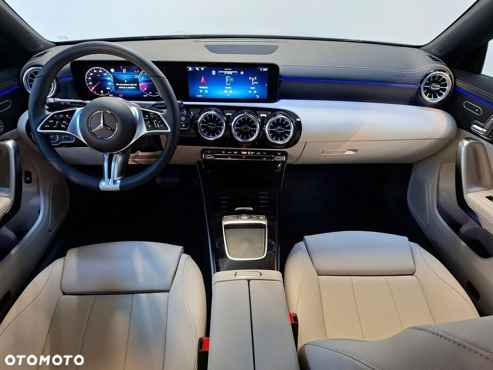 Mercedes-Benz CLA 200 Progressive 7G-DCT - 20