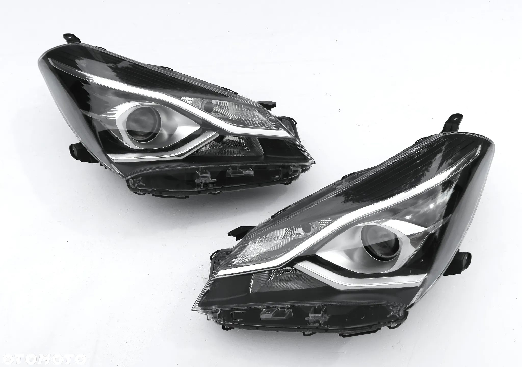TOYOTA YARIS 3 III Lift. 2017 - 2020 reflektor reflektory L+R ORYGINAŁ OE - 1