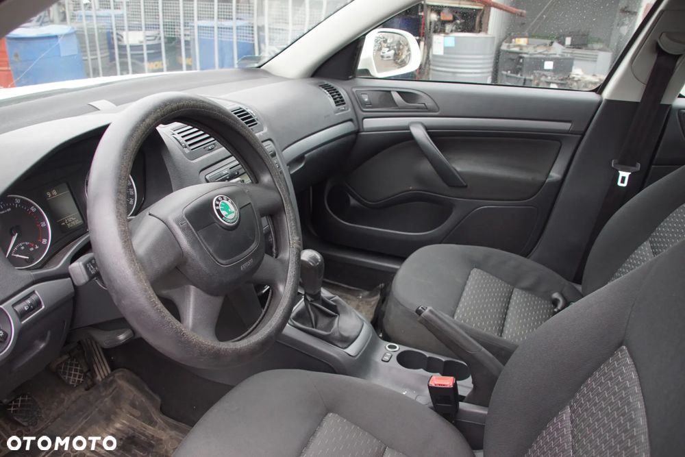 Auto na części - Skoda Octavia II Lift 1.6 MPI 102 KM BSE LVN LF9E 2011R Silnik Skrzynia Drzwi Maska Błotnik Zderzak Klapa Lampa Lusterko Klamka Szyba Deska Kokpit Sterownik Moduł Czujnik Licznik Panel Kierownica - 11