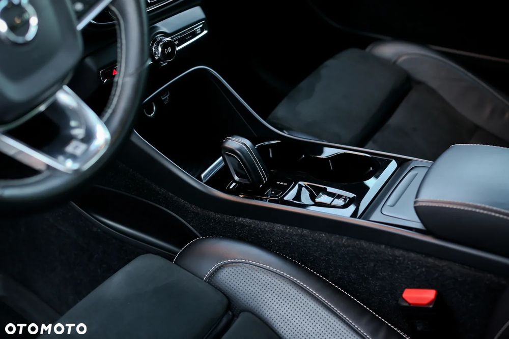 Volvo XC 40 D4 AWD Geartronic R-Design - 27