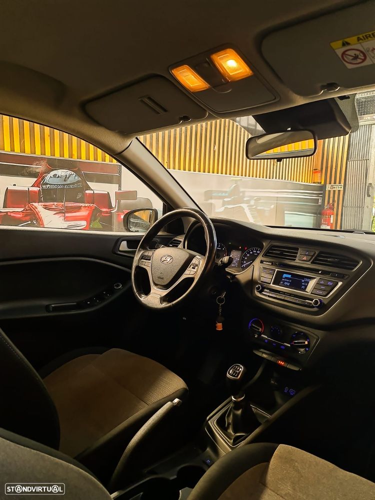Hyundai i20 1.1 CRDi Comfort+Pack Look+JLL16 - 11