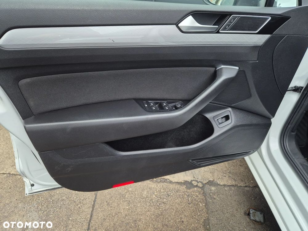 Volkswagen Passat Variant 2.0 TDI SCR DSG Business - 18