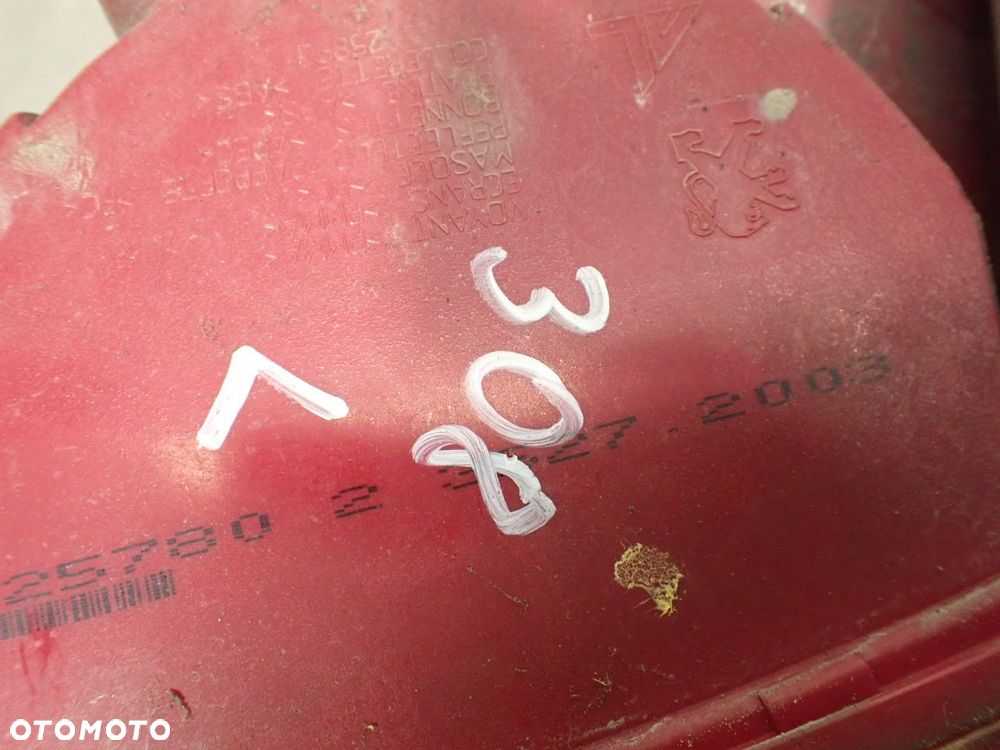 LAMPA LEWA TYLNA PEUGEOT 308 1.6 - 5