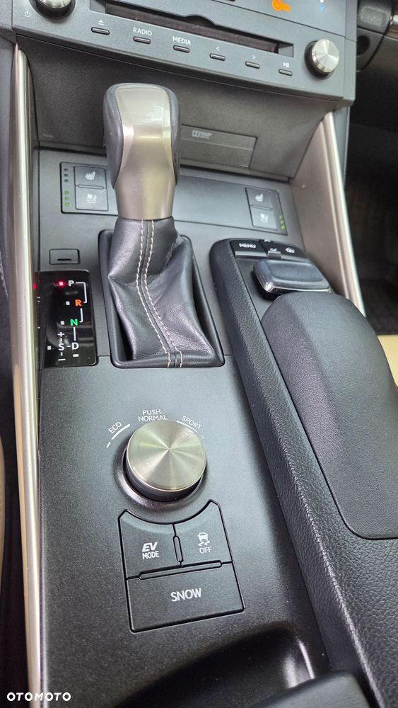 Lexus IS 300h Prestige - 20