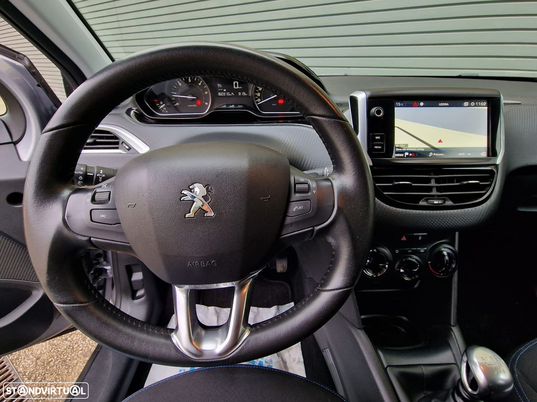 Peugeot 208 - 8