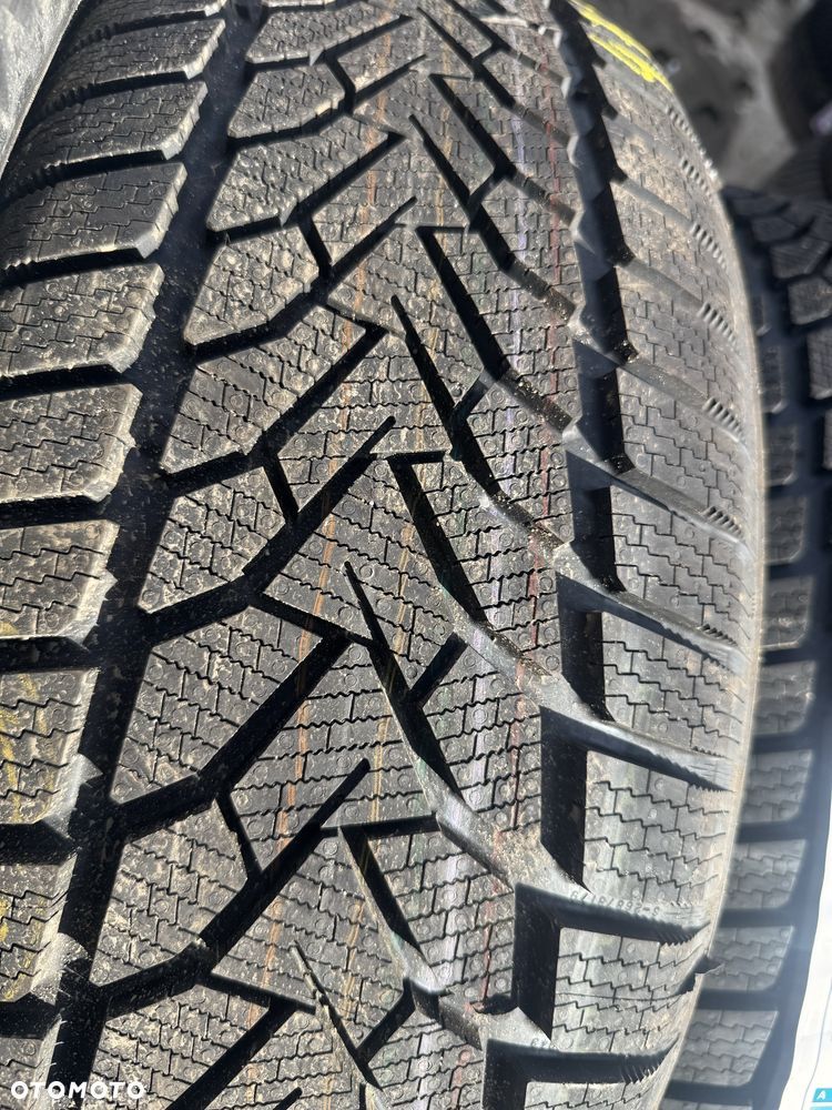 Nowe opony zimowe 225/55/18 Uniroyal 8 sztuk 2025r - 2