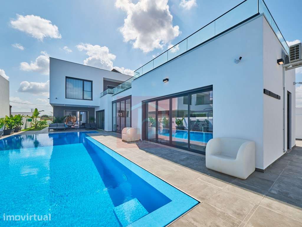 Moradia T5 de Luxo com Piscina Infinita Aquecida e Jacuzzi em Corte... - Grande imagem: 4/50