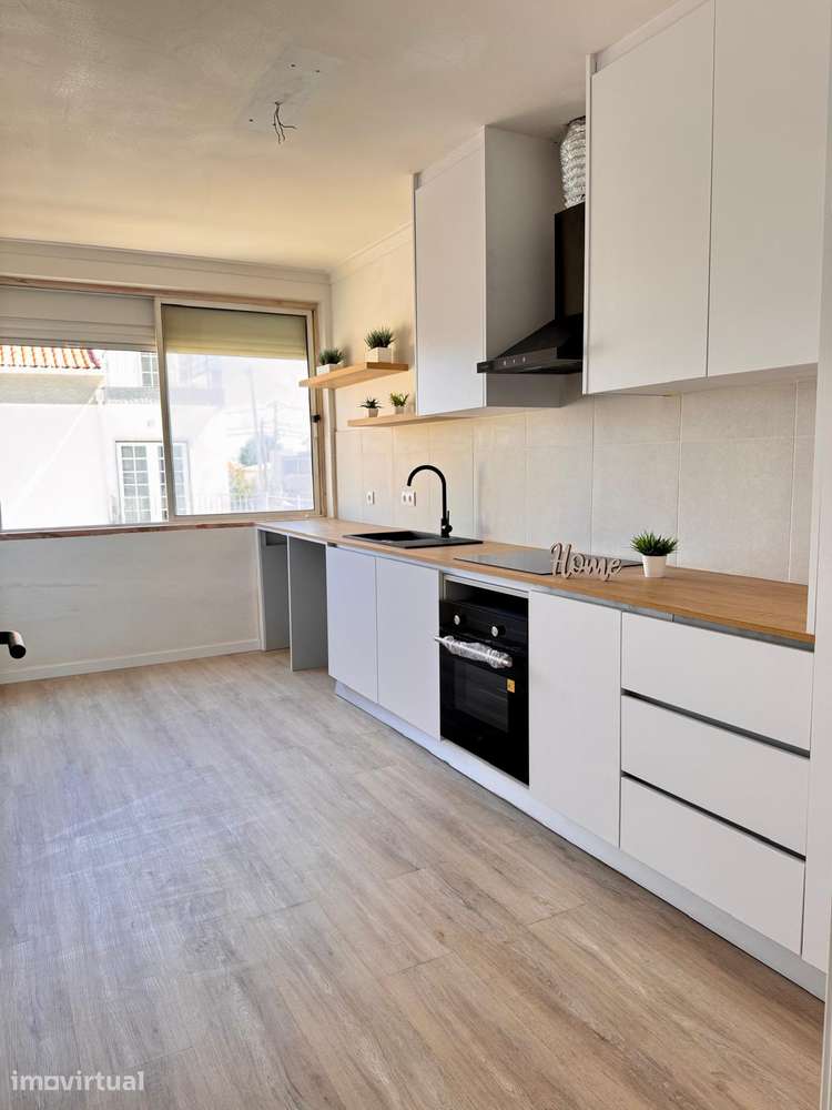 Vende-se apartamento T2 localizado na Quinta do Conde, no 1.º andar - Grande imagem: 4/15