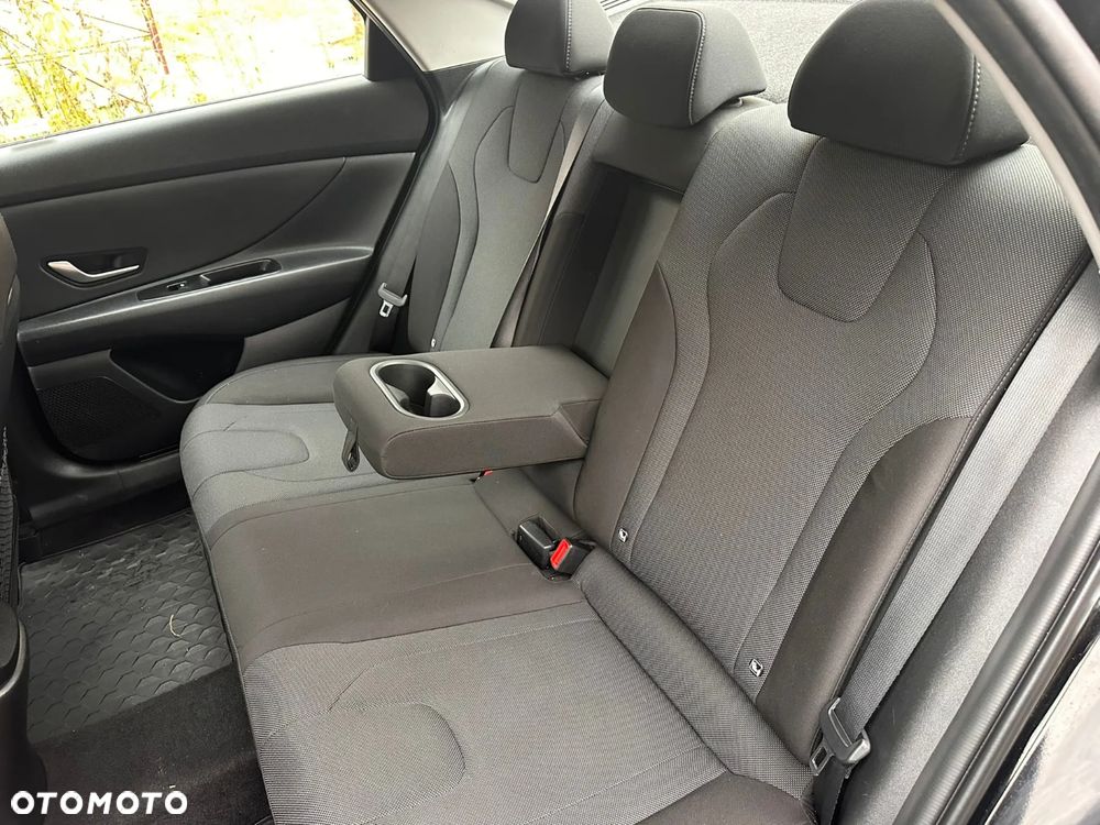 Hyundai Elantra 1.6 Modern CVT - 24