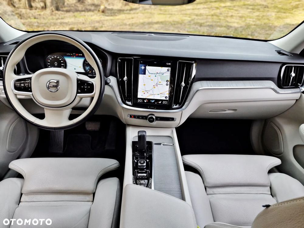 Volvo V60 Cross Country B5 B AWD Plus - 33