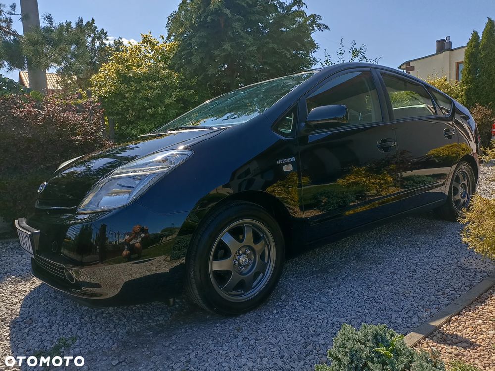 Toyota Prius (Hybrid) Executive - 13