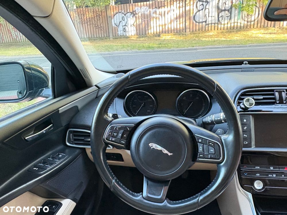 Jaguar XE 2.0 D Prestige - 8