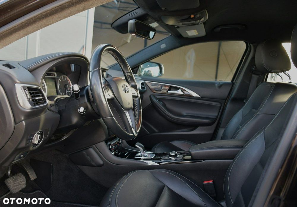 Infiniti Q30 1.6t DCT Premium Tech - 12