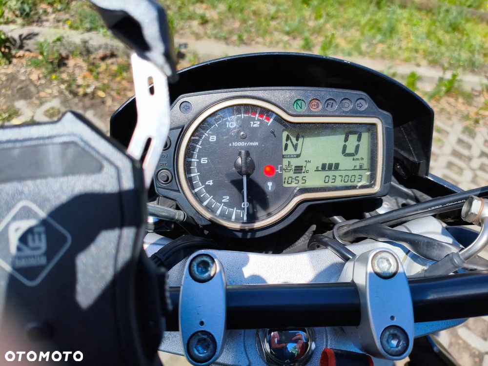 Suzuki GSR - 6
