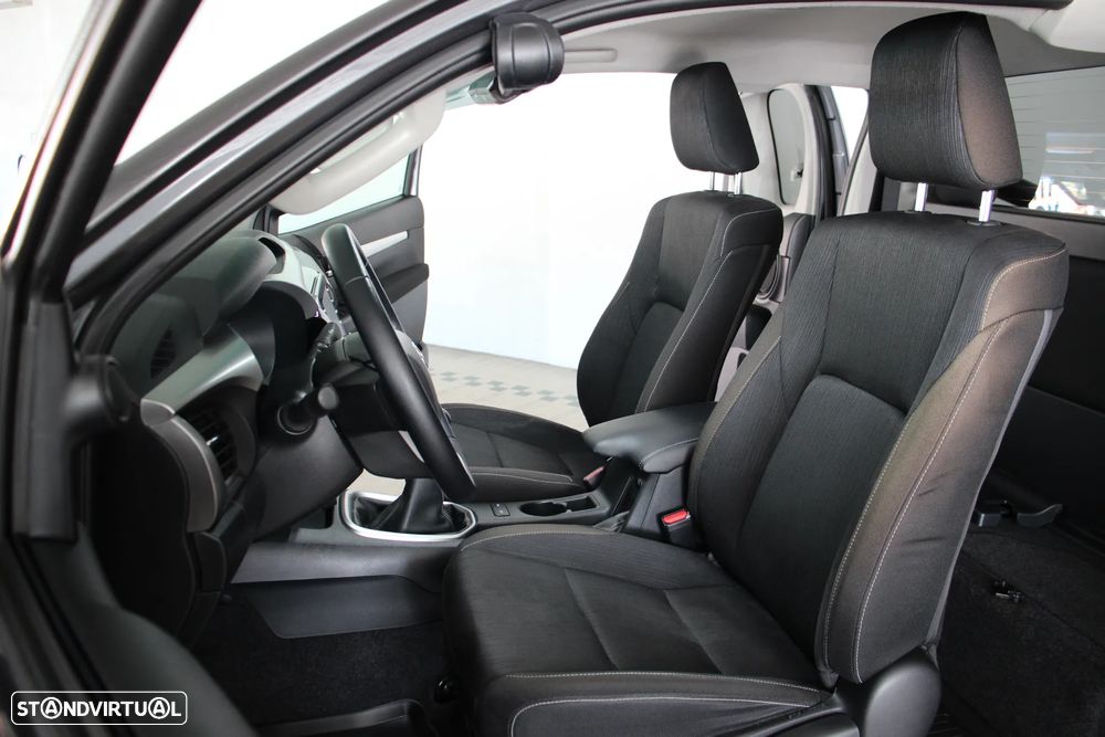 Toyota HILUX 2.4 D-4D 4WD CE Trial 3L - 6