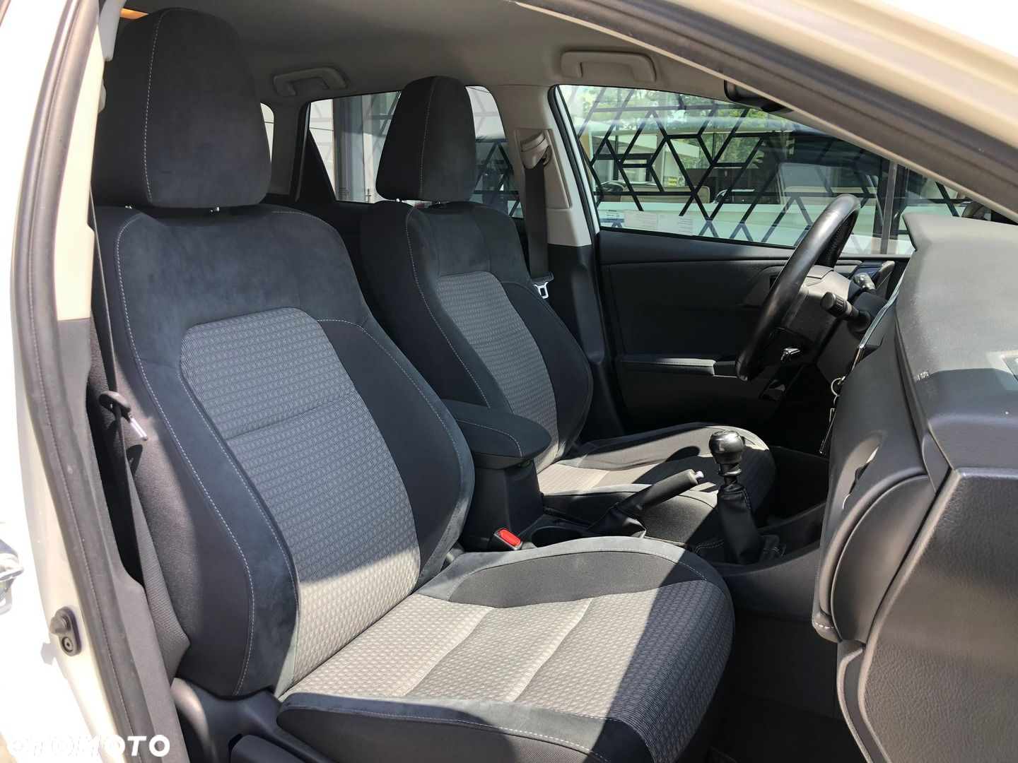 Toyota Auris 1.6 Selection - 24