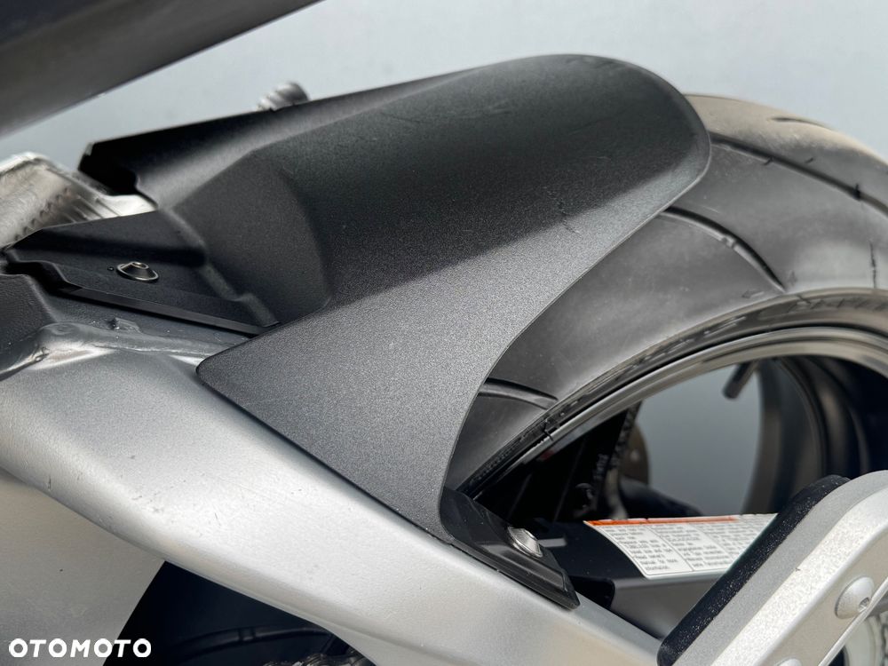 Suzuki GSR - 37