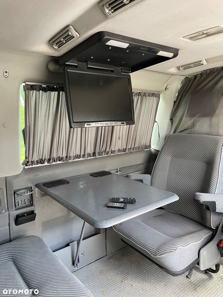 Volkswagen Multivan - 13