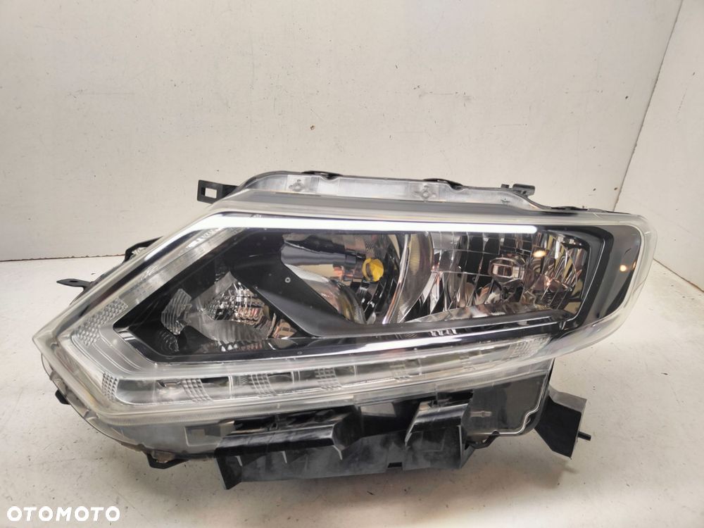 nissan x-trail t32 zw lampa lewy przód - 1