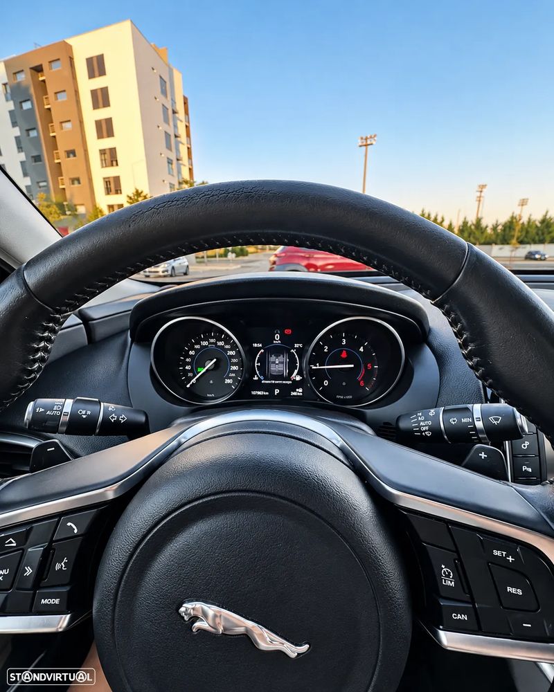 Jaguar Xe 2017 photo 4