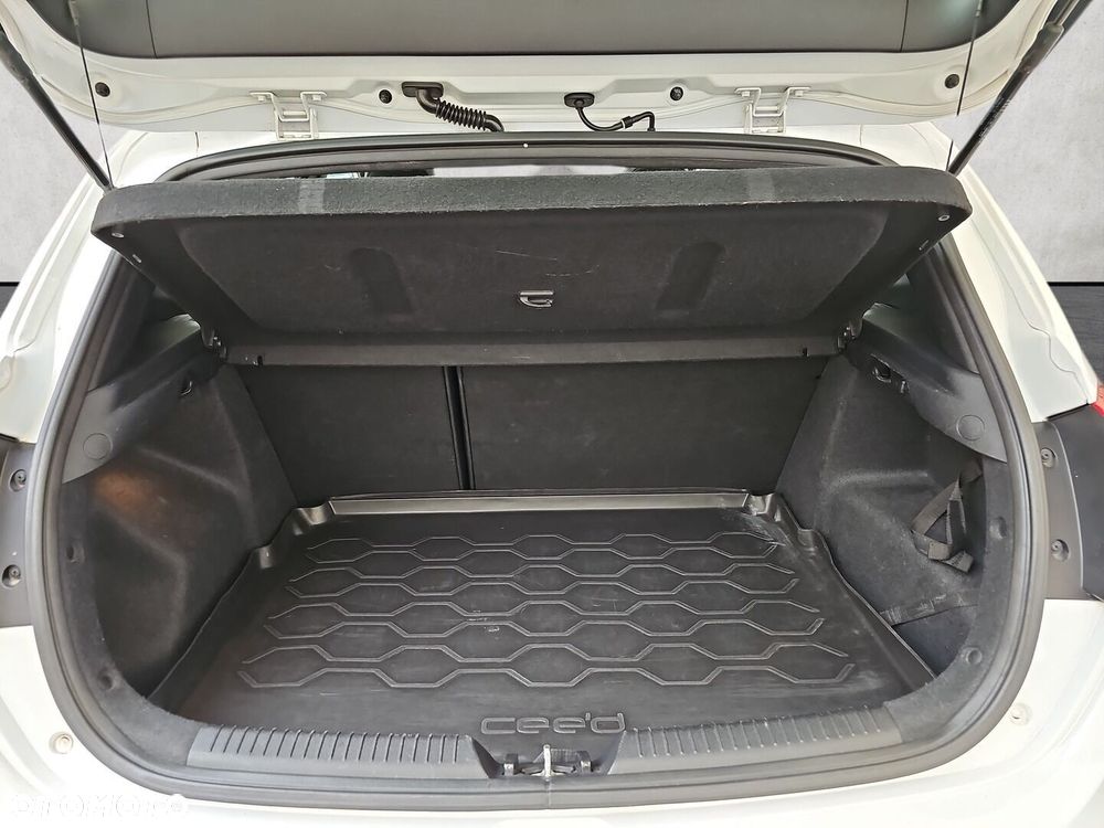 Kia Ceed - 32