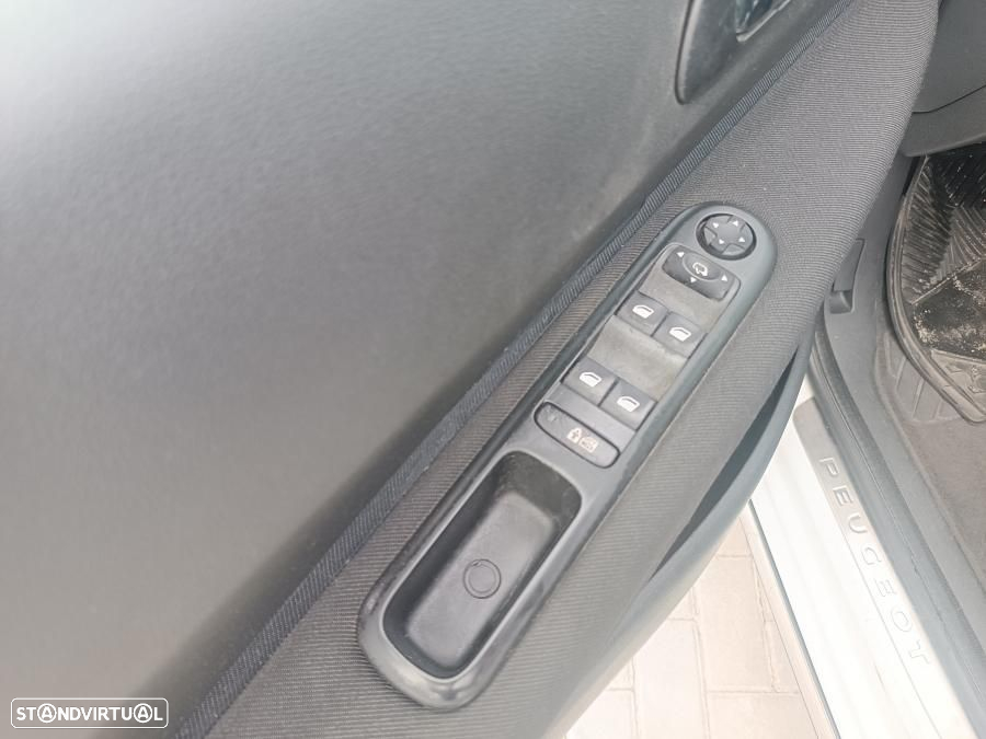 Peugeot 3008 1.6 HDi Active - 5